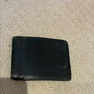Louis Vuitton Men's Black Leather Bifold Wallet - Classic Style👝
